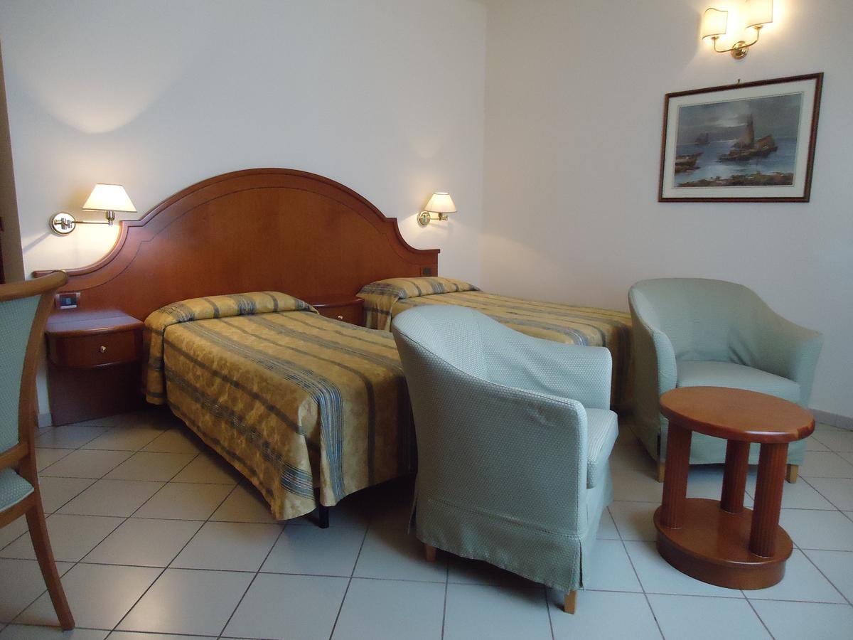 Albergo Roma 카쉬아나테르메 외부 사진