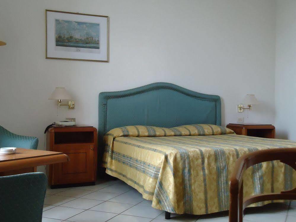Albergo Roma 카쉬아나테르메 외부 사진